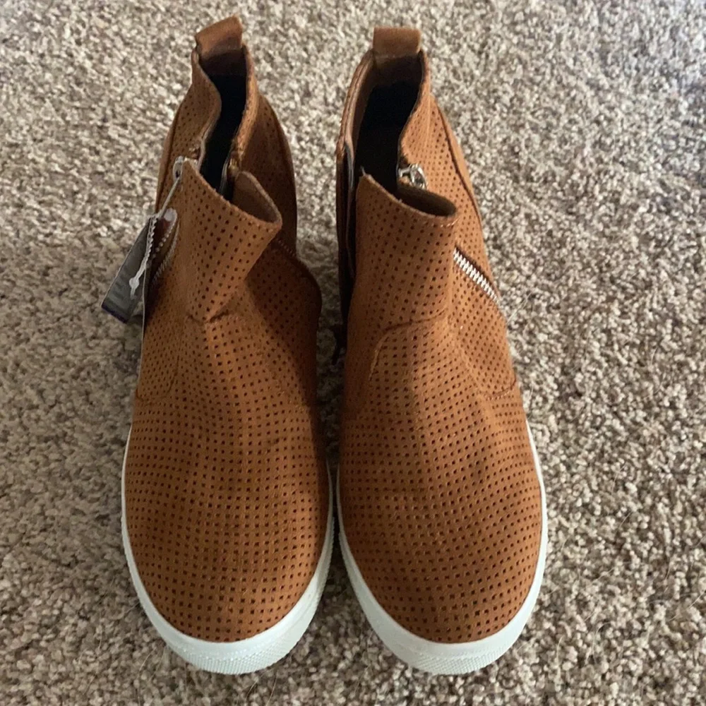 NWT suede high top shoes . Size 7 - Picture 2 of 3
